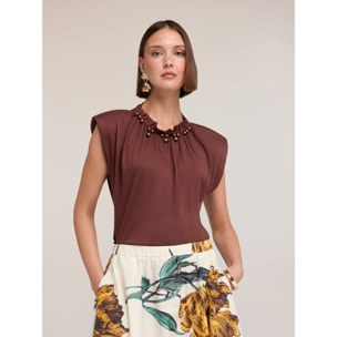 Motivi - T-shirt con arriccio e applicazioni sul collo - Marrone