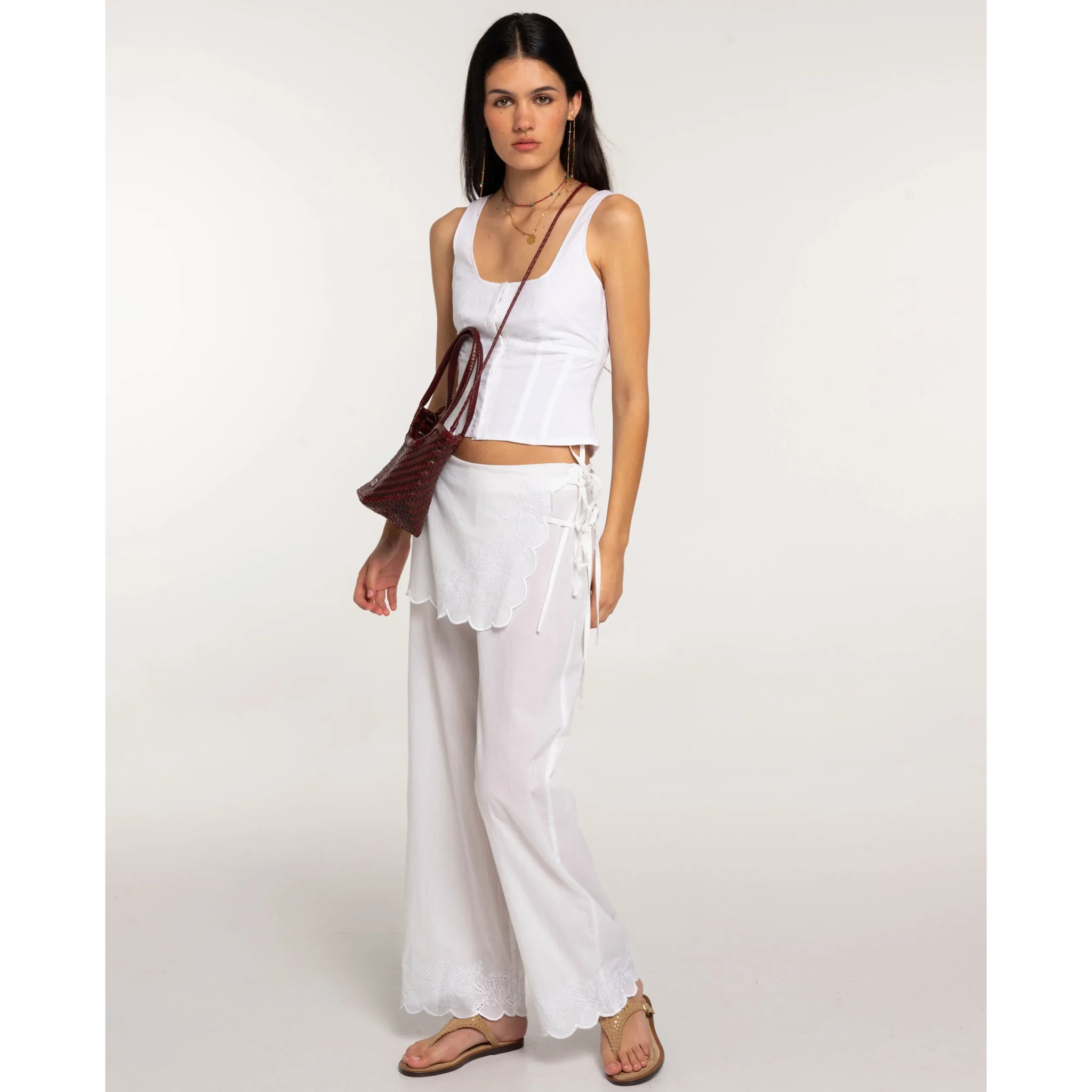 Pantalones anchos con bordados de mujer