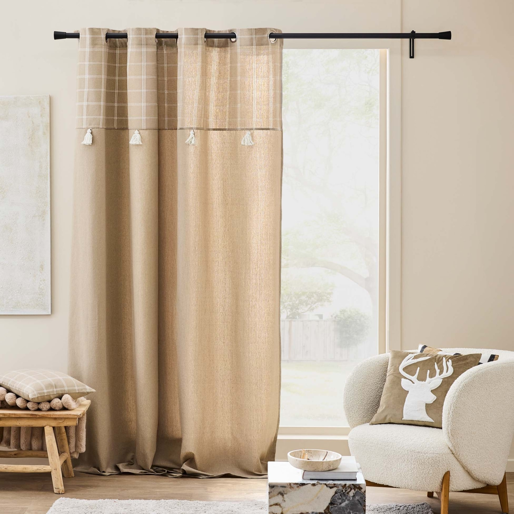 Rideau à œillets avec haut à carreaux et pompons en polycoton - Sable