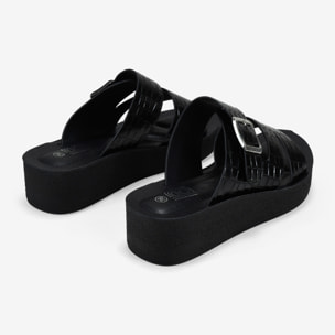 Sandalias de cuña negras efecto cocodrilo con hebilla