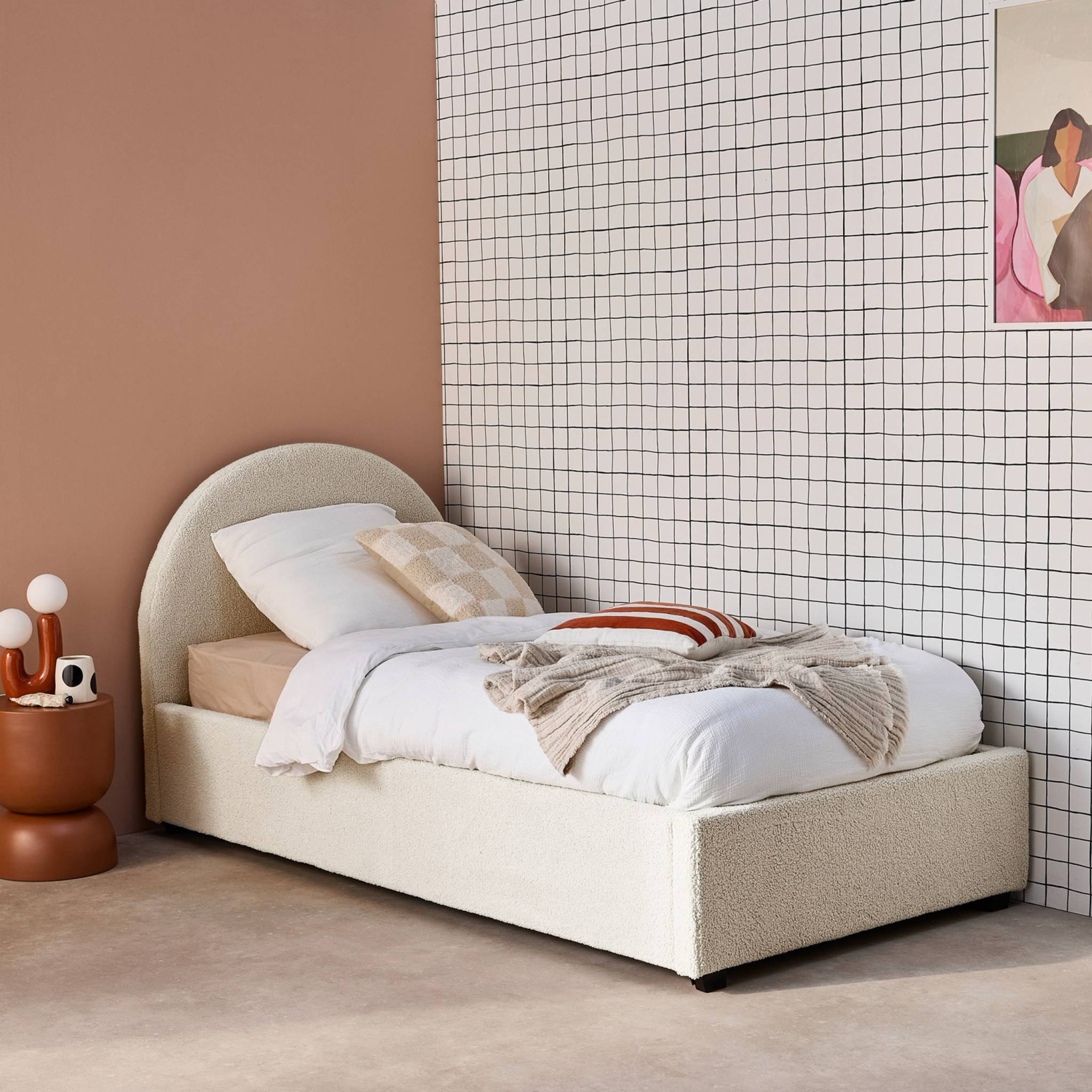 Lit coffre avec sommier à lattes et tête de lit. finition bouclette. blanc. L 206 x P 104 x H 102cm