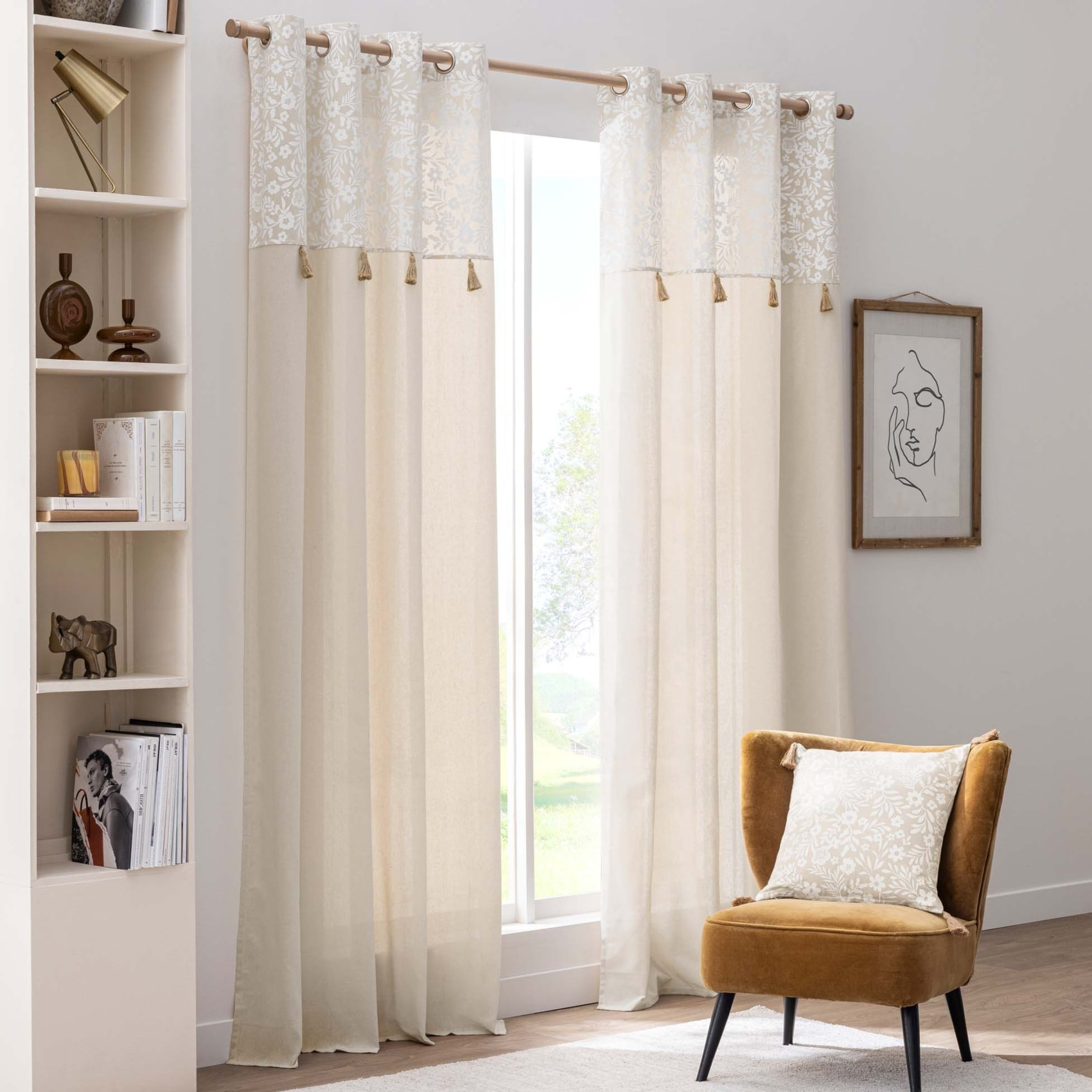 Rideau à œillets polycoton avec top floral et pompons - Naturel