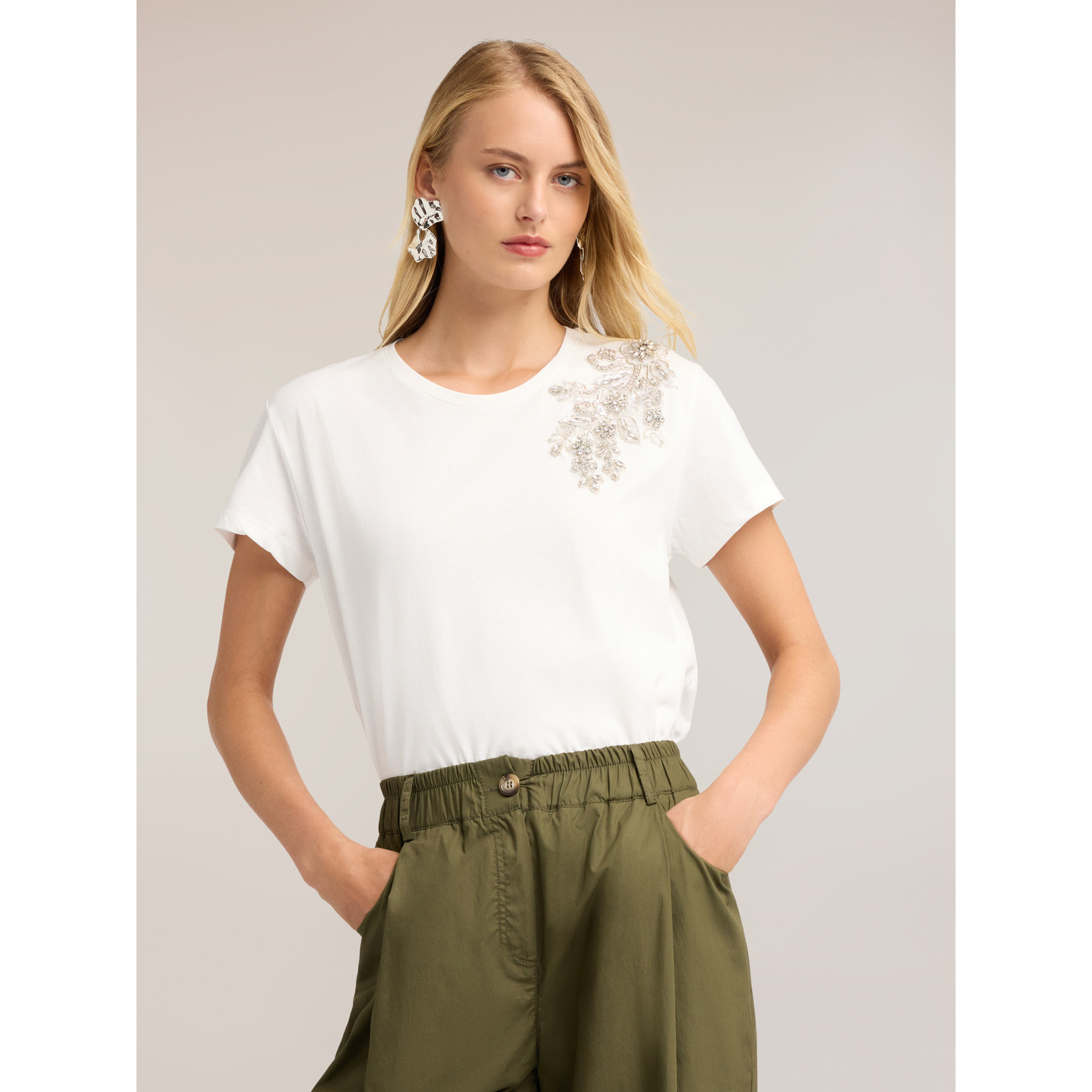 Motivi - T-shirt con applicazione floreale di cristalli e perle - Bianco