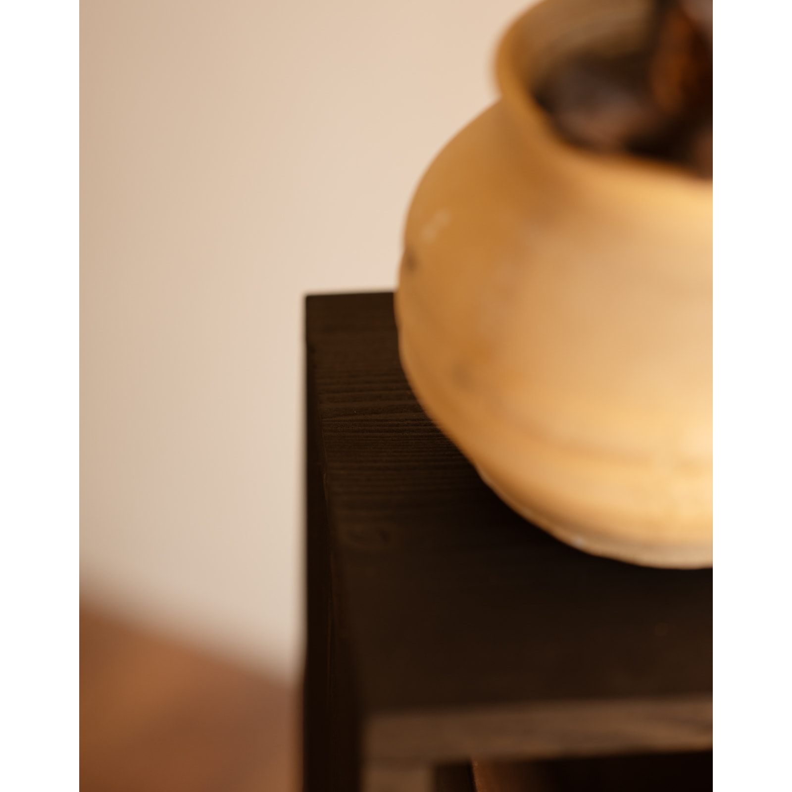 Table de chevet ou table d'appoint en bois massif en noir 60x20cm Hauteur: 60 Longueur: 20 Largeur: 20
