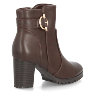 Botines de tacón con hebilla decorativa para mujer.