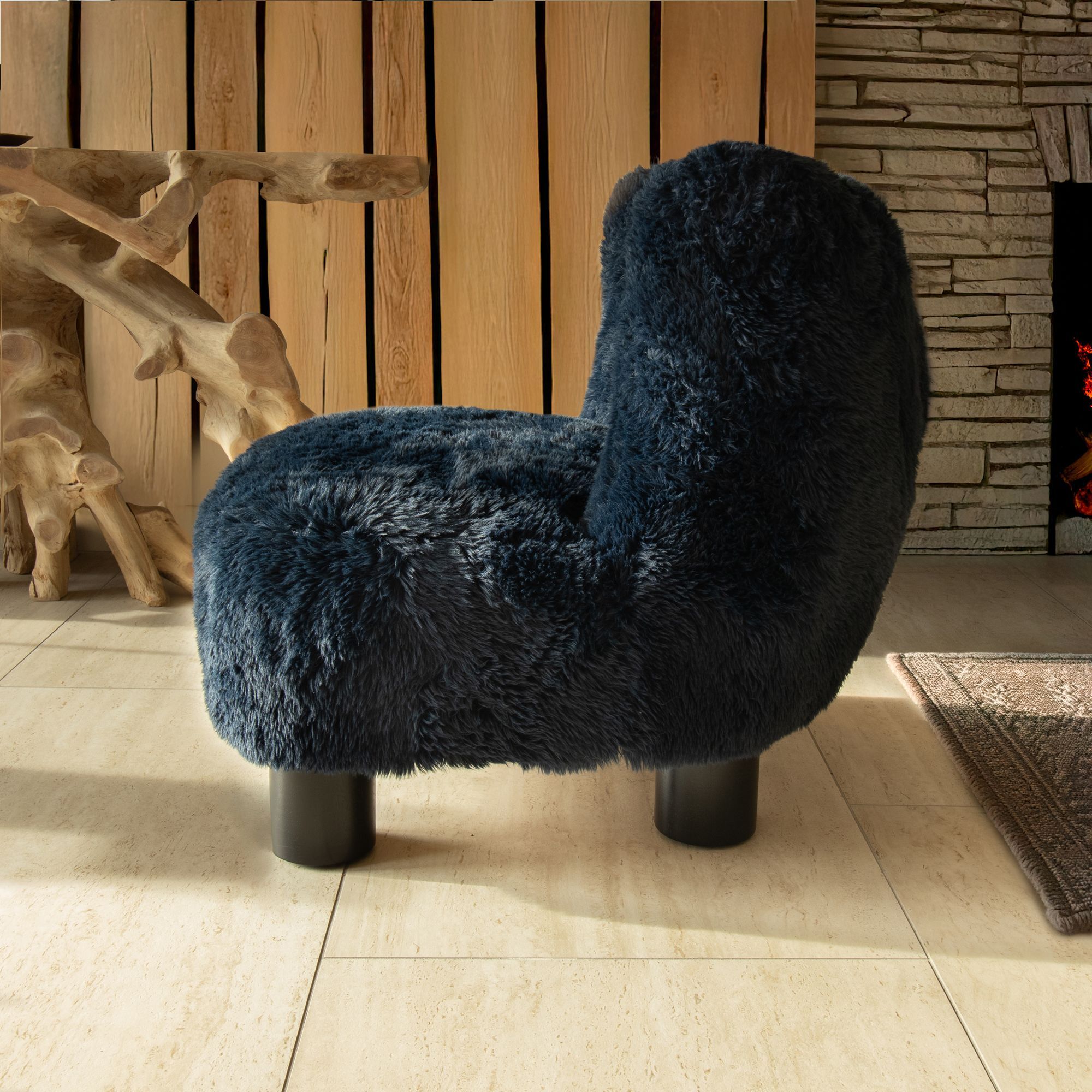 Fauteuil effet fourrure bleu et structure en bois  ARTIC