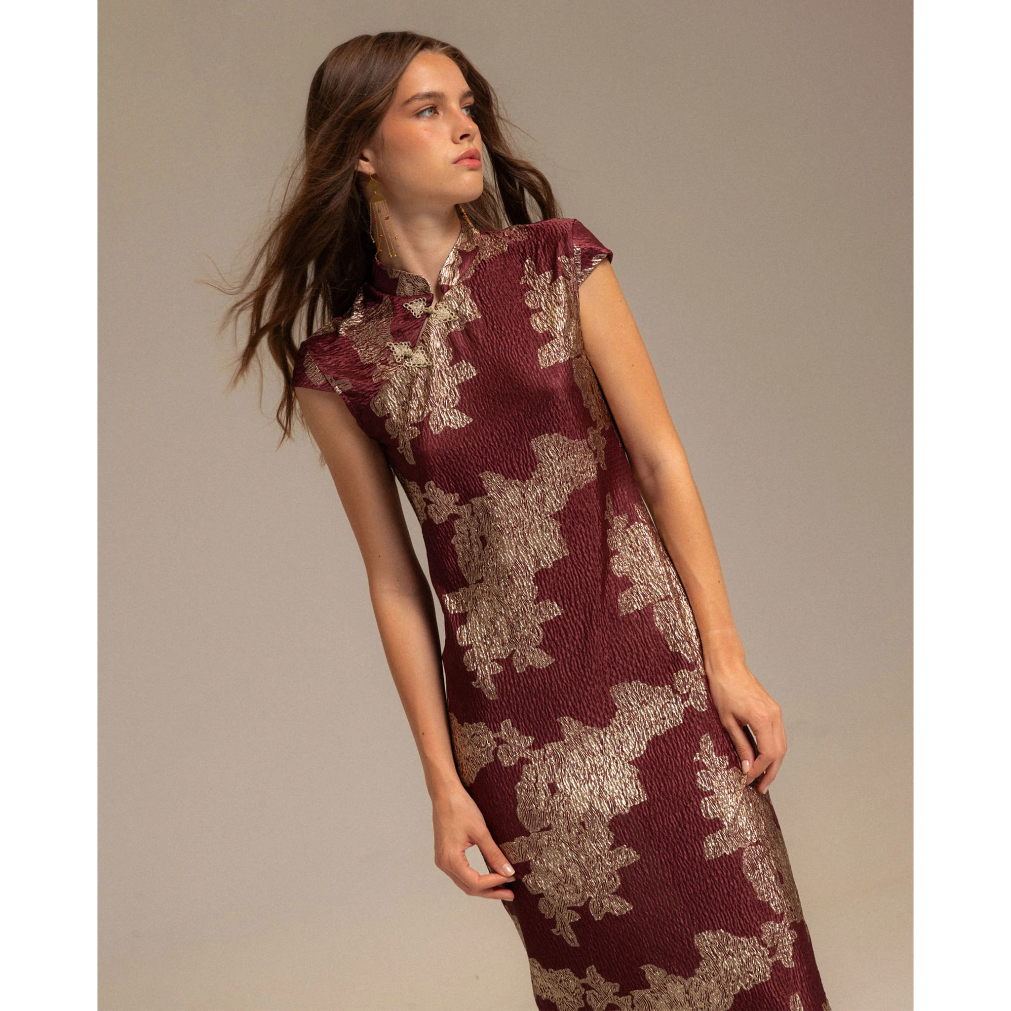 Vestido largo con escote de alamares