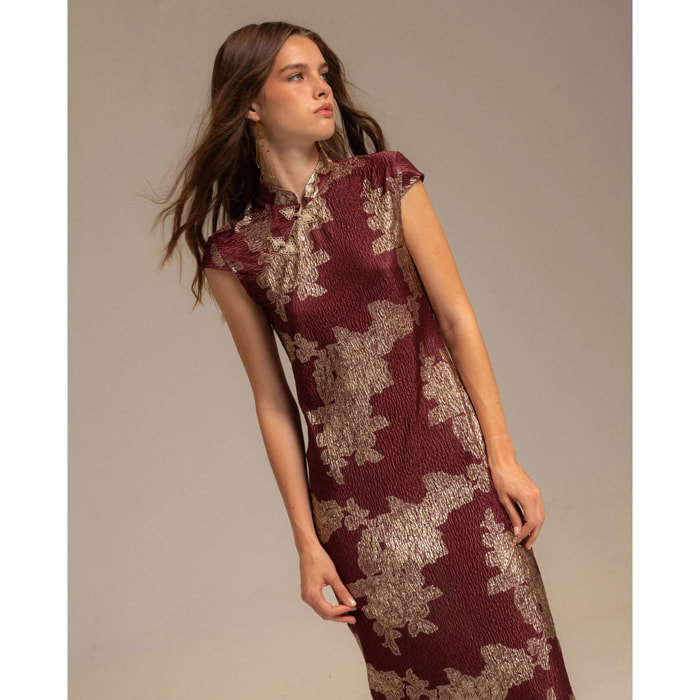 Vestido largo con escote de alamares