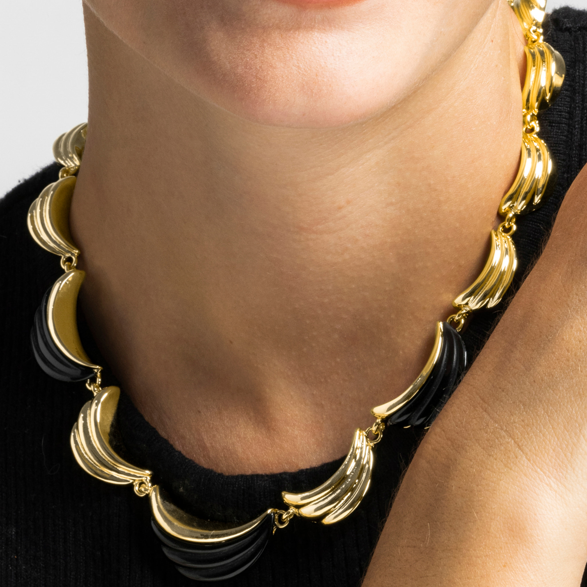 Collar con Resina Negra acabado oro 18k