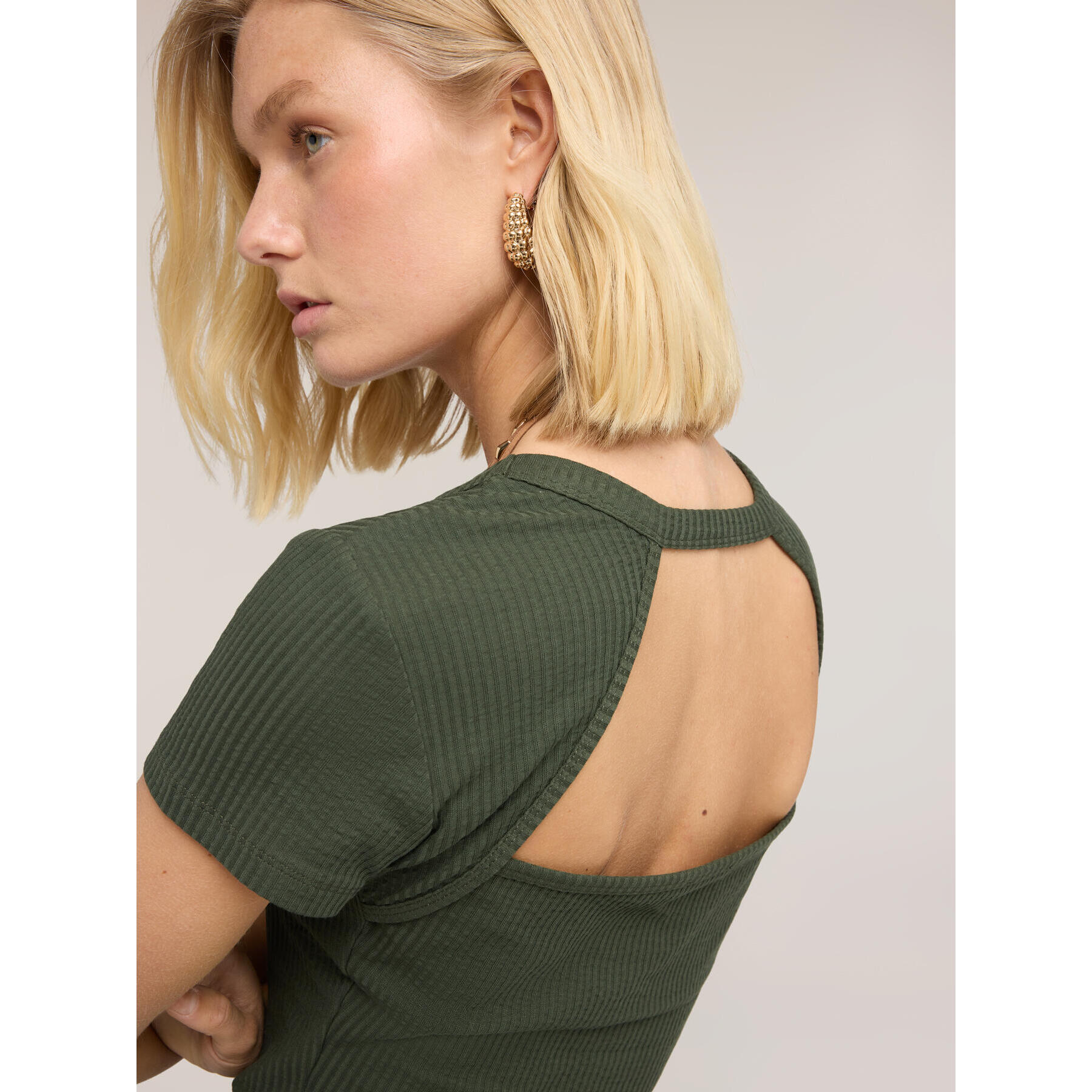 Motivi - Camiseta de punto acanalado con cut-out - Verde militare
