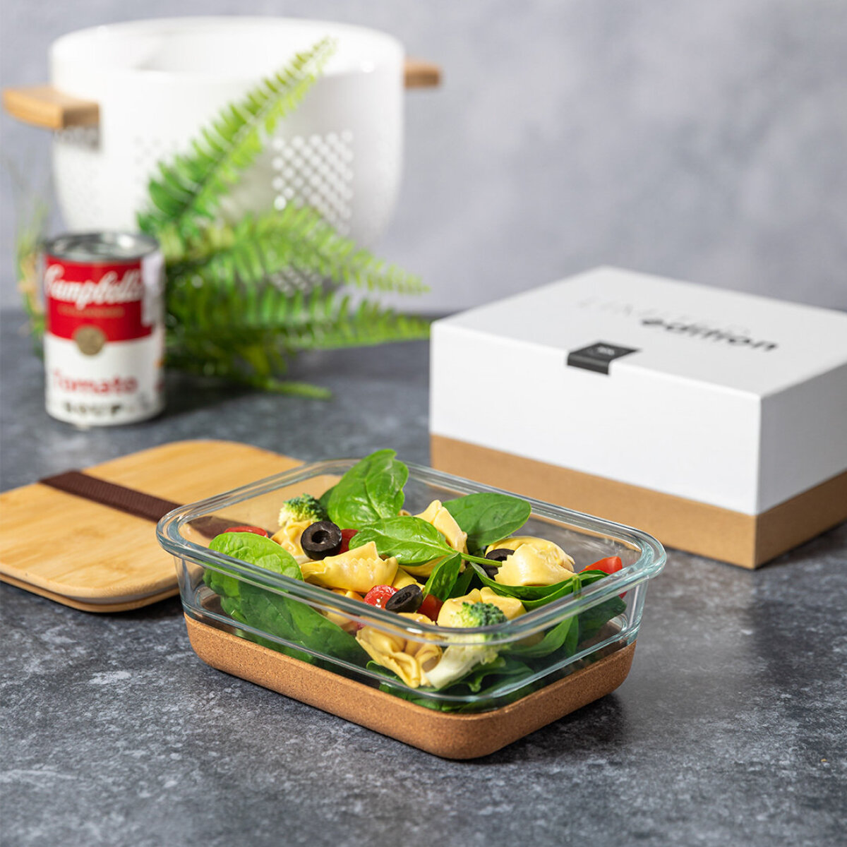 Lunch box in edizione limitata, capacità 730 ml. Realizzato in vetro borosilicato e coperchio in bambù.