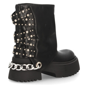 Botín de plataforma con cadena y tachuelas
