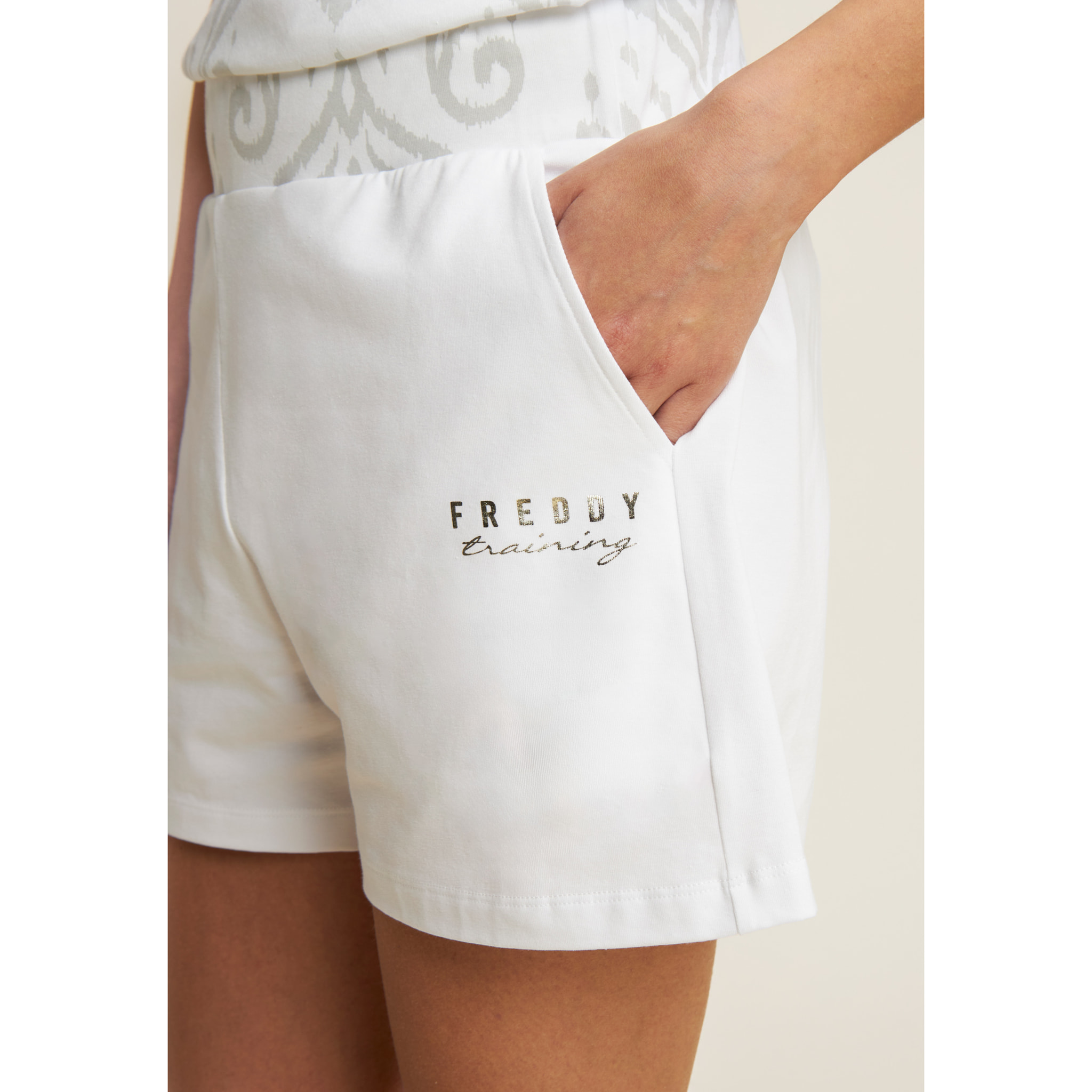 Short sportivi con fascia in vita floreale