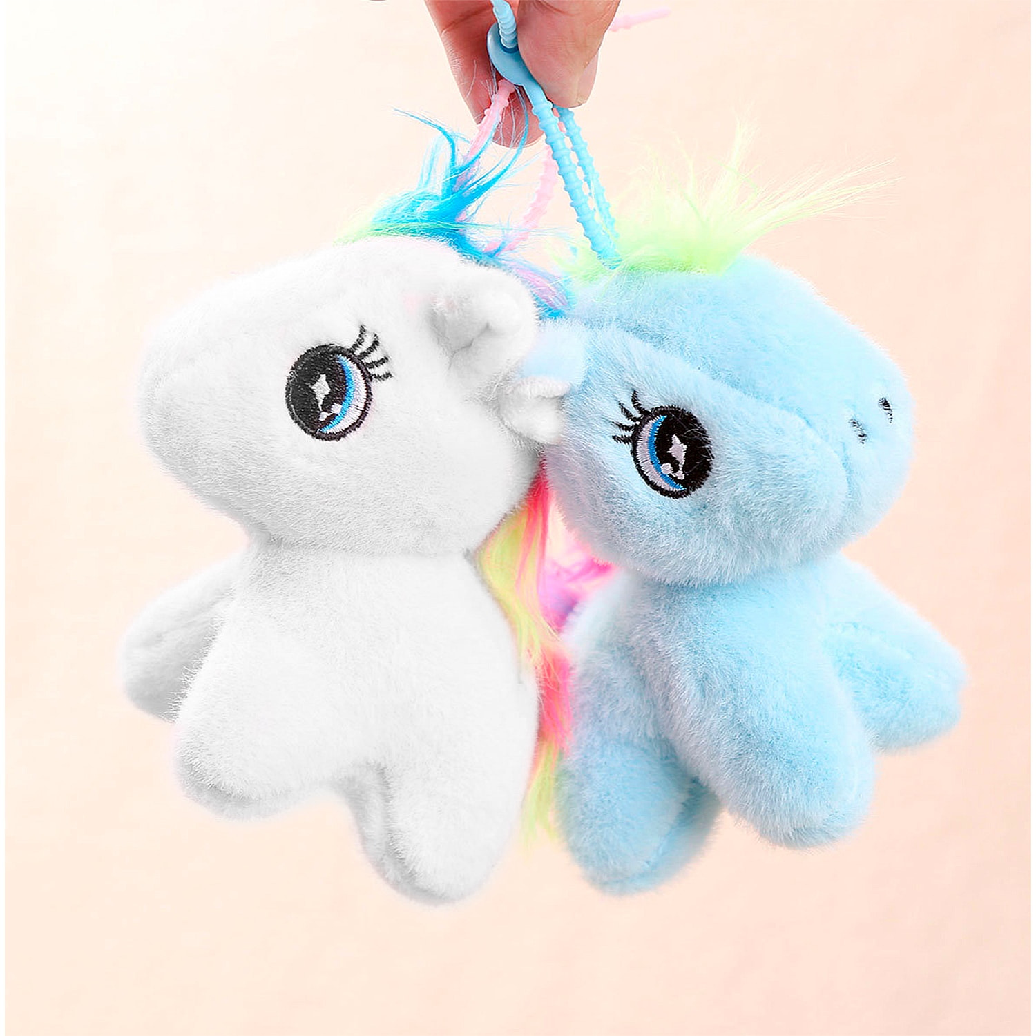 Peluches extra morbido e soffice con pendente. Design pony colorato. 13 cm.