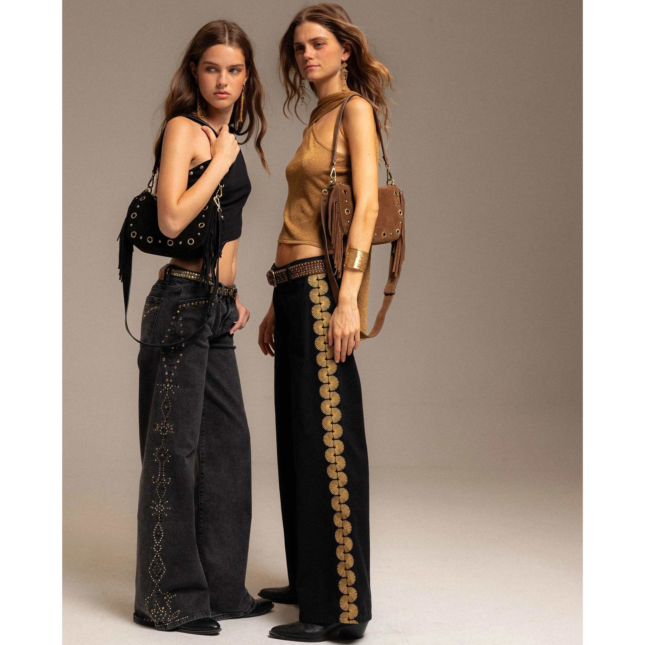 Bolso de ante negro con flecos y tachuelas doradas