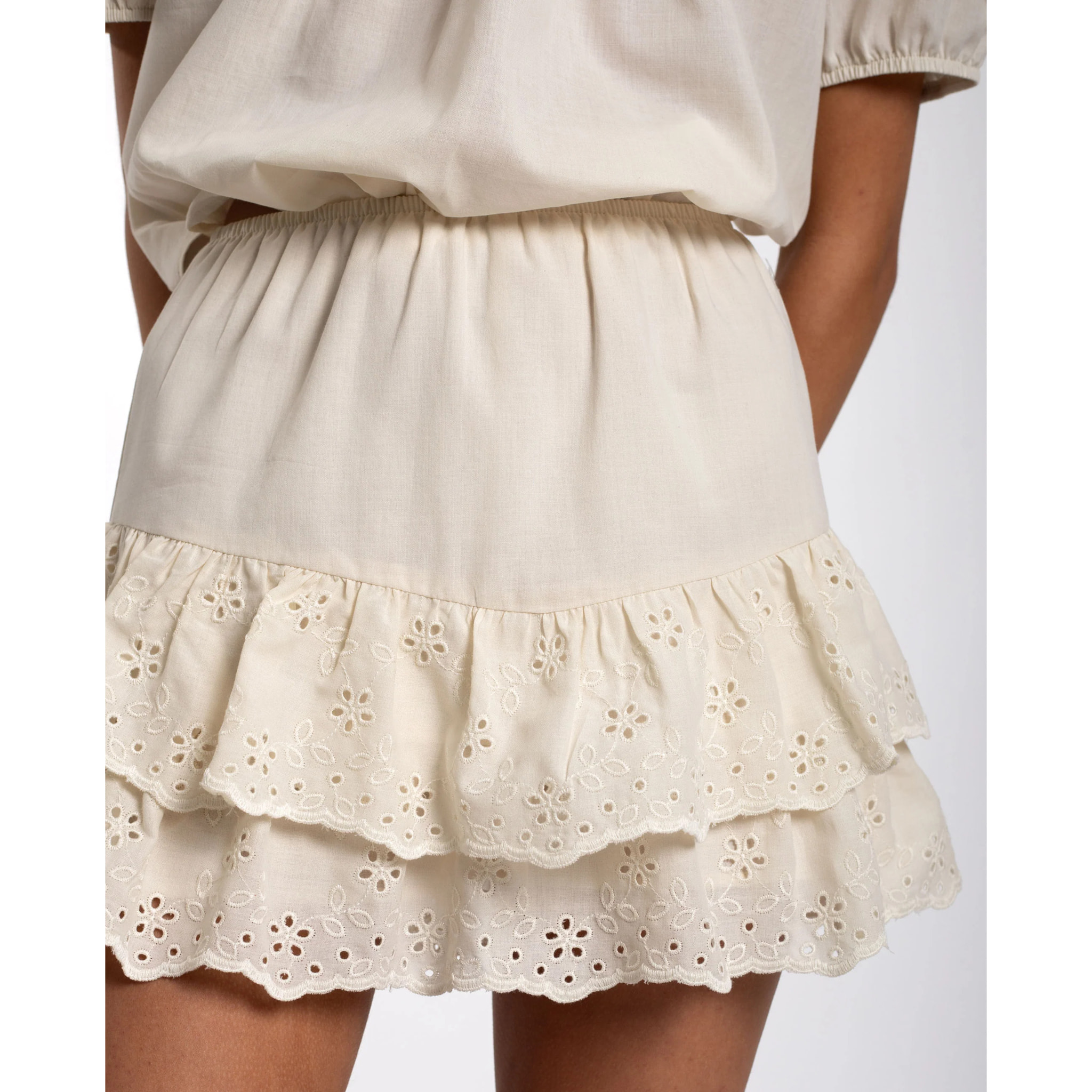 Falda mini con volantes bordados