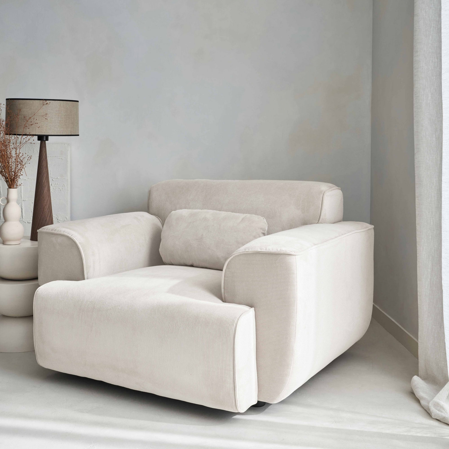 Fauteuil velours côtelé. blanc crème. lignes arrondies. coussin fourni. Wallas. L 116 x P 97 x H 73cm