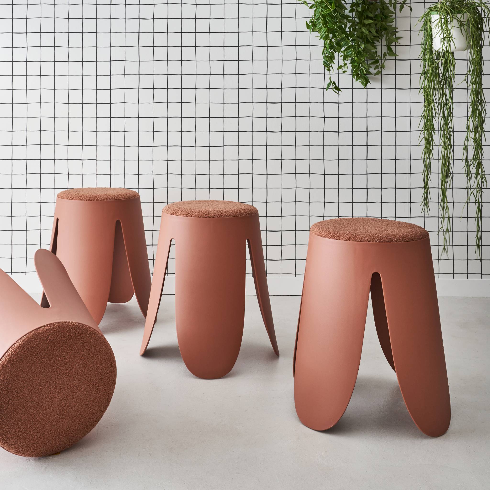 Set de 4 tabourets empilables terracotta. bouclette texturée. NIKI. Ø30 / 44 x H46cm