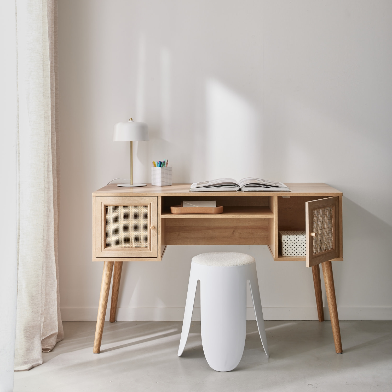 Bureau cannage et décor bois avec 2 portes. 1 casier ouvert. pieds compas
