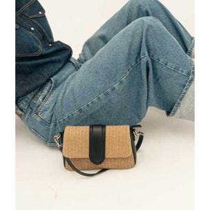 Bolso de hombro negro en rafia con solapa