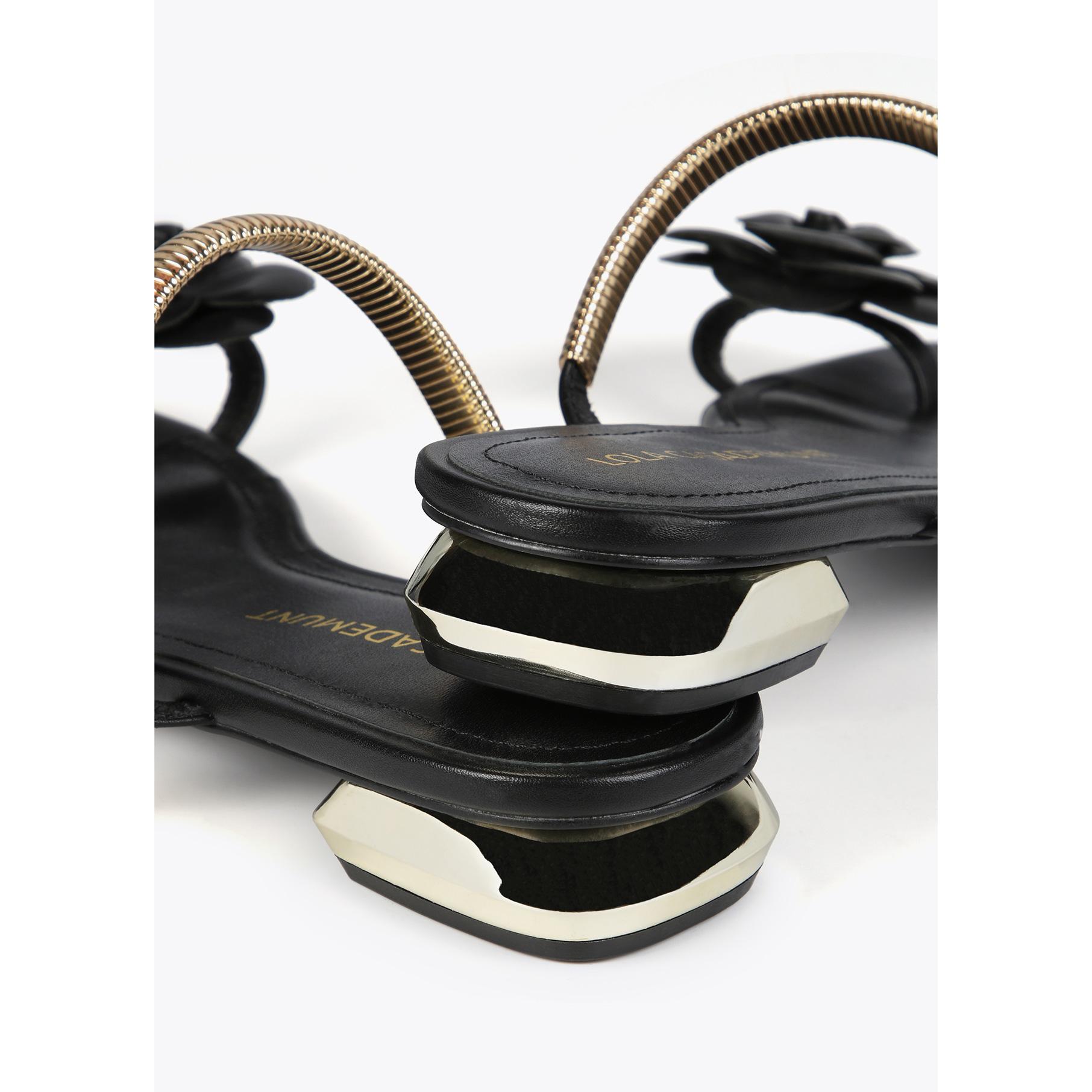 Sandali con fiore e fascetta in metallo