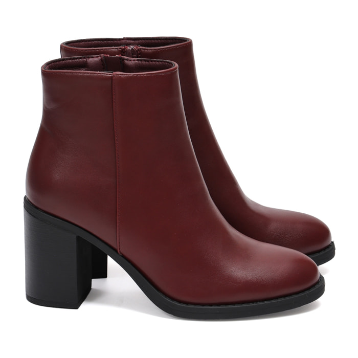 Stivaletto in simil pelle con tacco