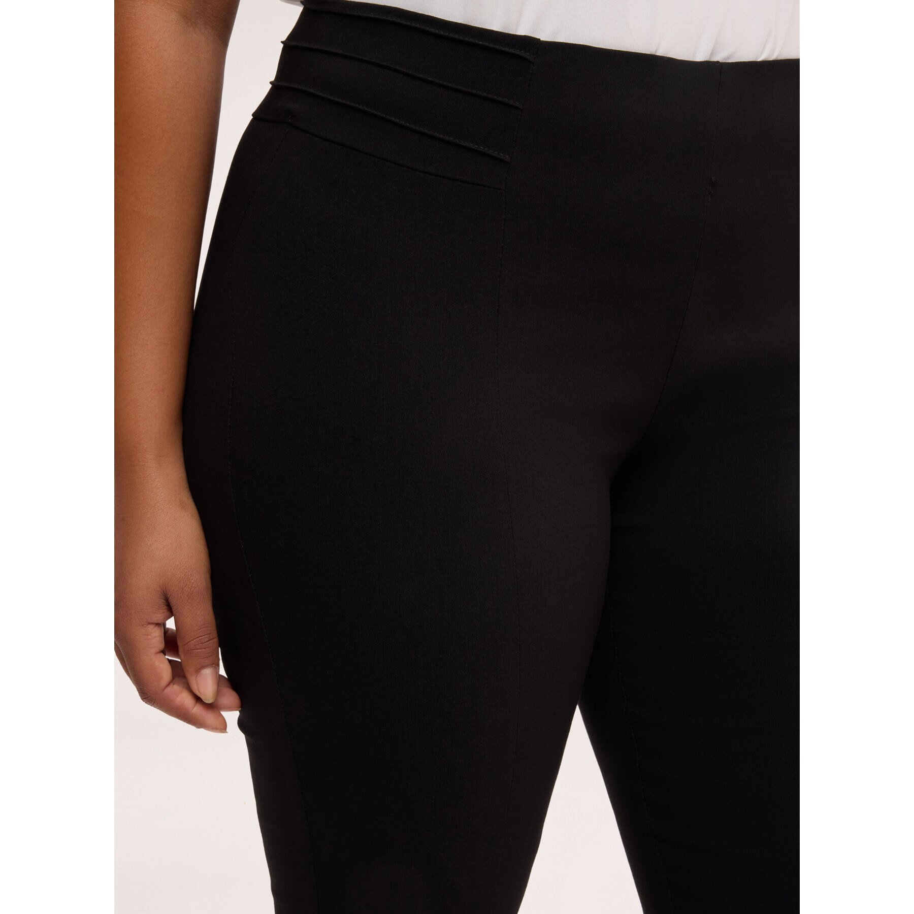 Fiorella Rubino - Jeggings con pliegue frontal y botones decorativos - Negro