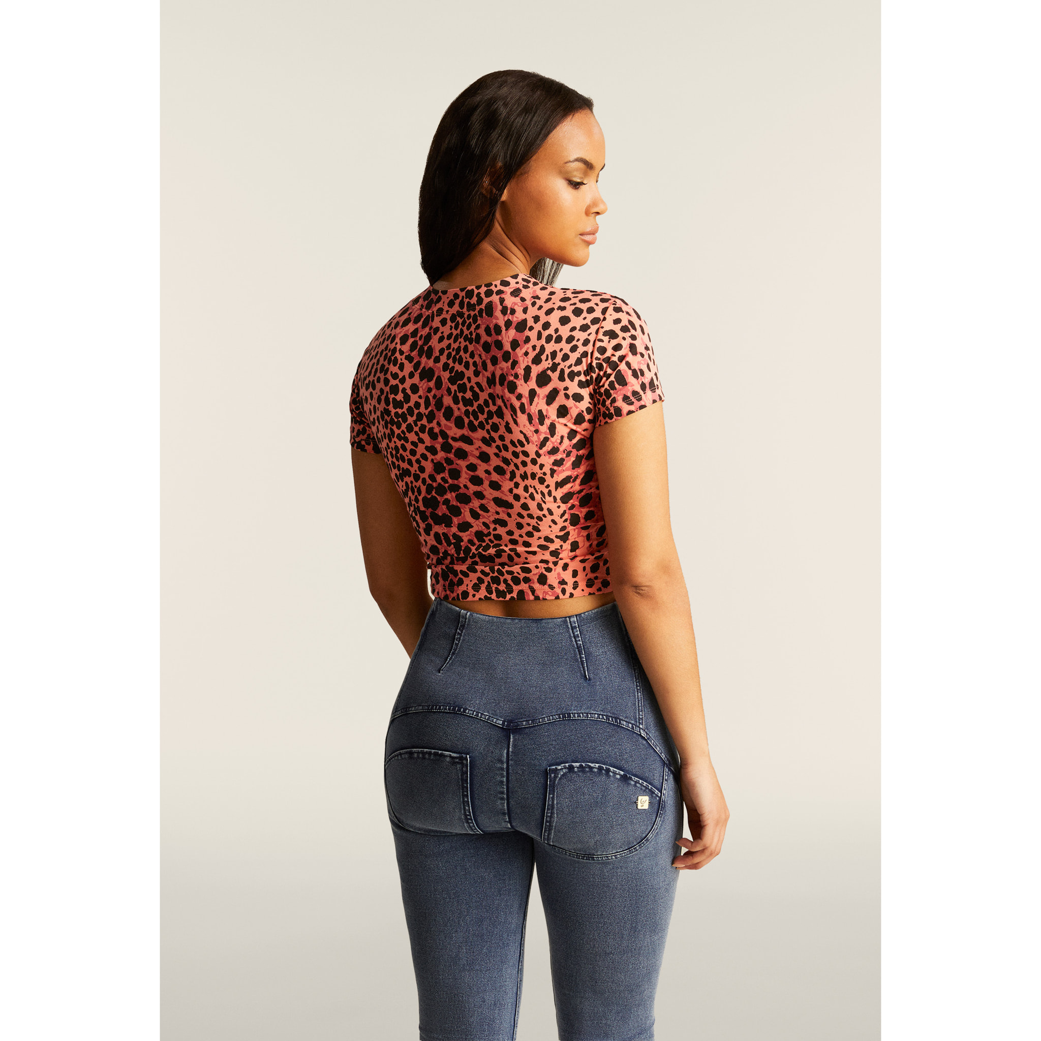 T-shirt slim fit cropped con stampa animalier