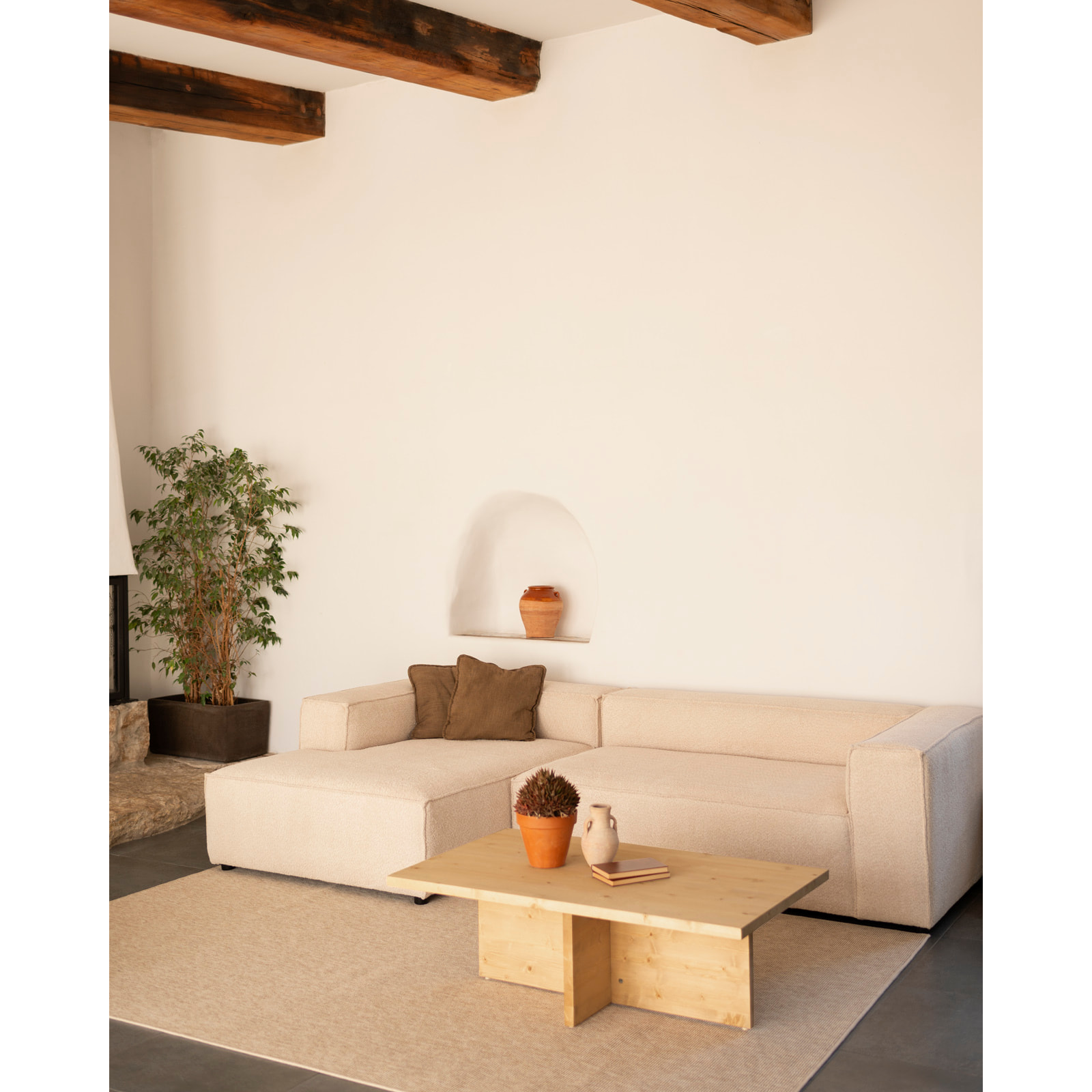 Mesa de centro de madera maciza en tono roble medio de 120x70cm Alto: 40 Largo: 120 Ancho: 70