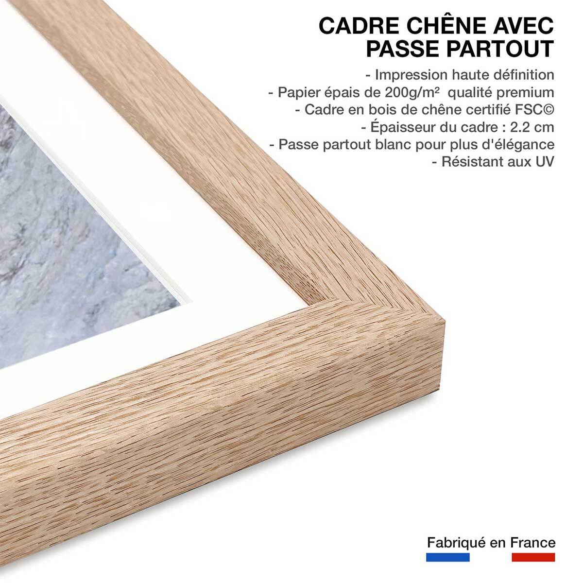 Affiche un ours pêche sur le bord Affiche + cadre en bois - Chêne