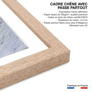 Affiche un ours pêche sur le bord Affiche + cadre en bois - Chêne