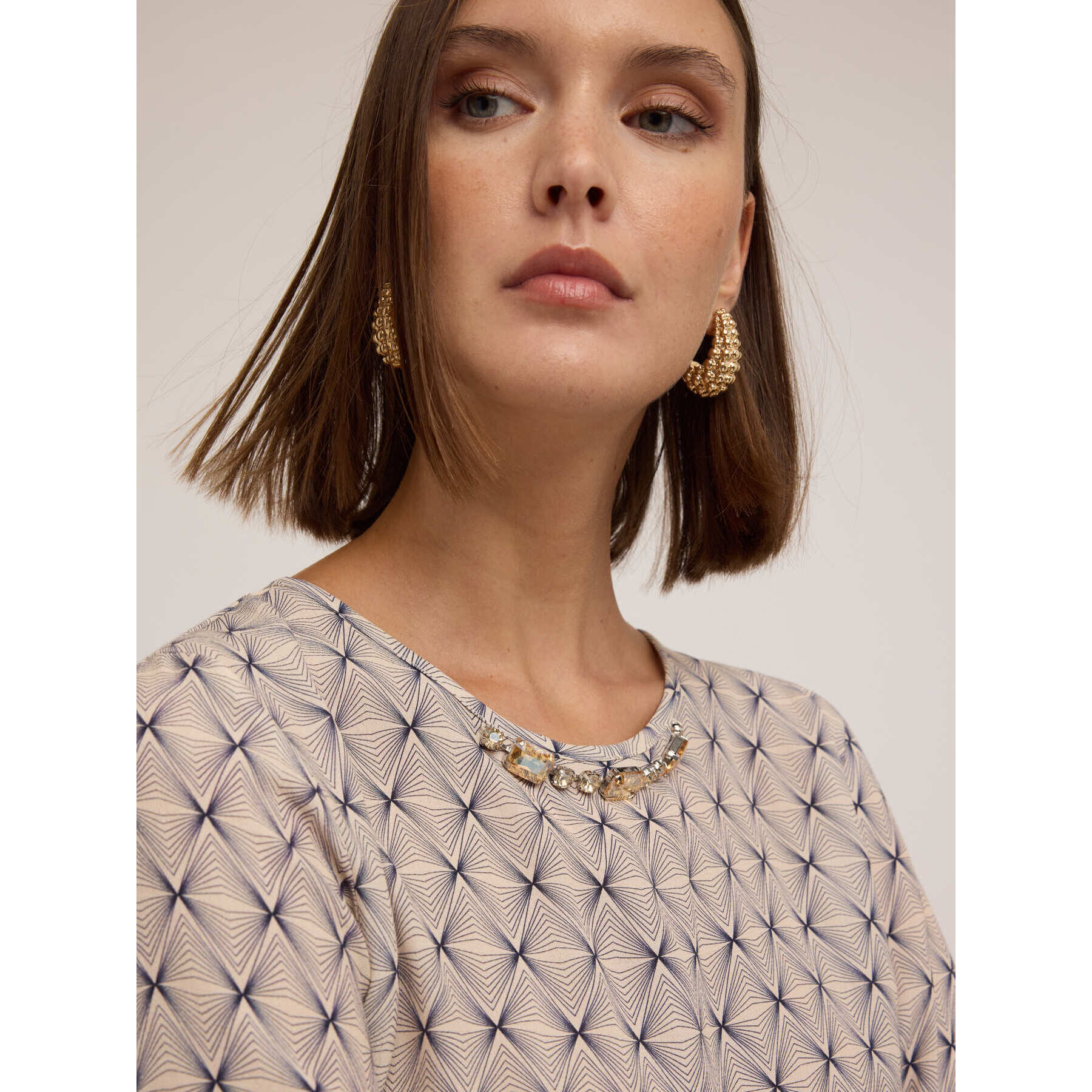 Motivi - Blusa con estampado geométrico y bordado de piedras - Gris