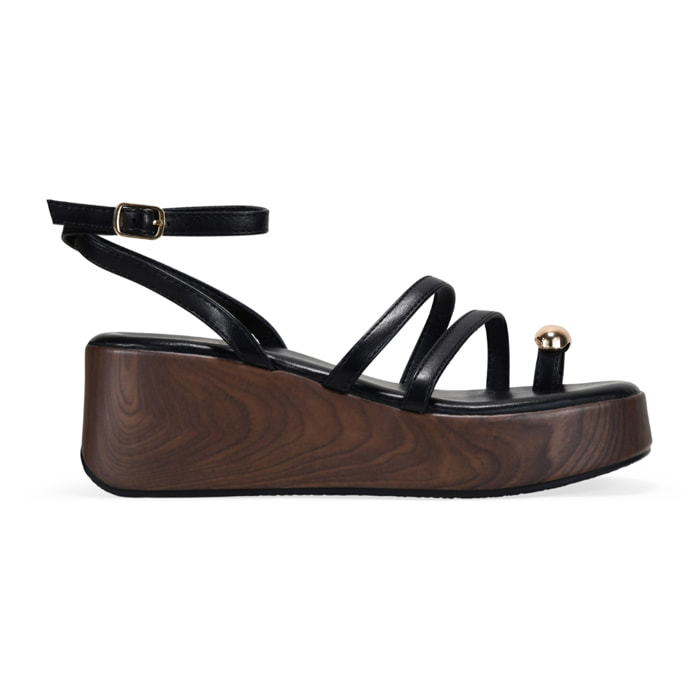 Sandalias de cuña negras con adorno metálico de dedo