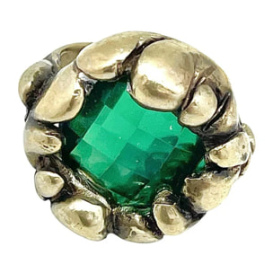 Anillo esmeralda chapado dorado-latón en forma solitario relieve artesano manual. Diseño único Gloria Mago