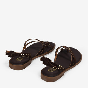 Sandalias planas marrones en piel con tachas