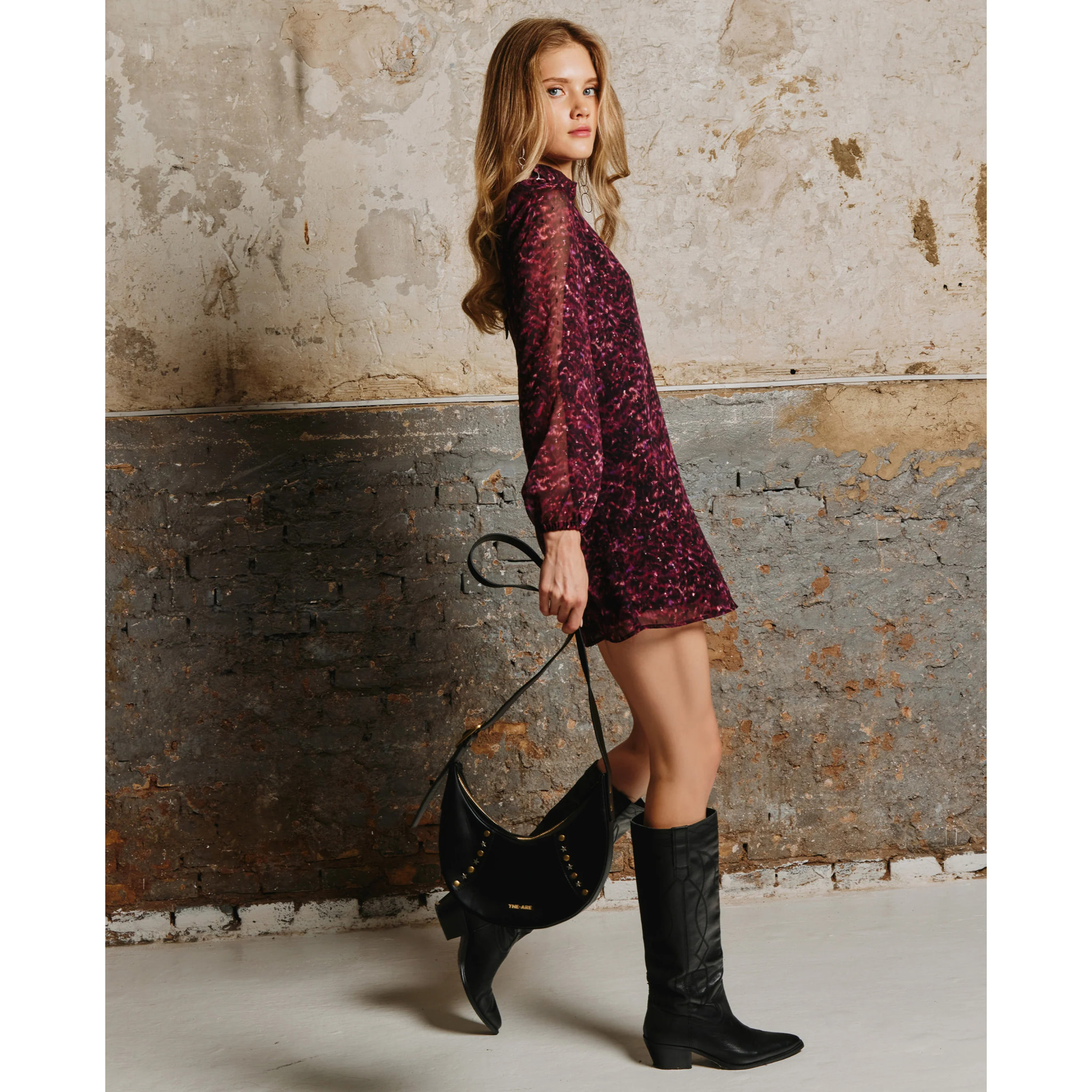 Vestido corto con lazada al cuello