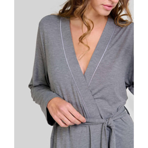 Bata mujer tejido modal, con vivo de raso, cómodos bolsillos laterales, cinturón y manga larga
