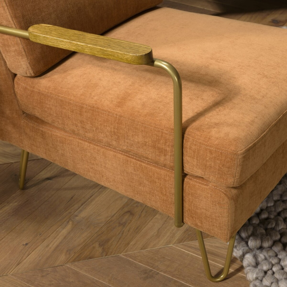 AGATHE - Fauteuil lounge tissu orange métal doré accoudoirs bois