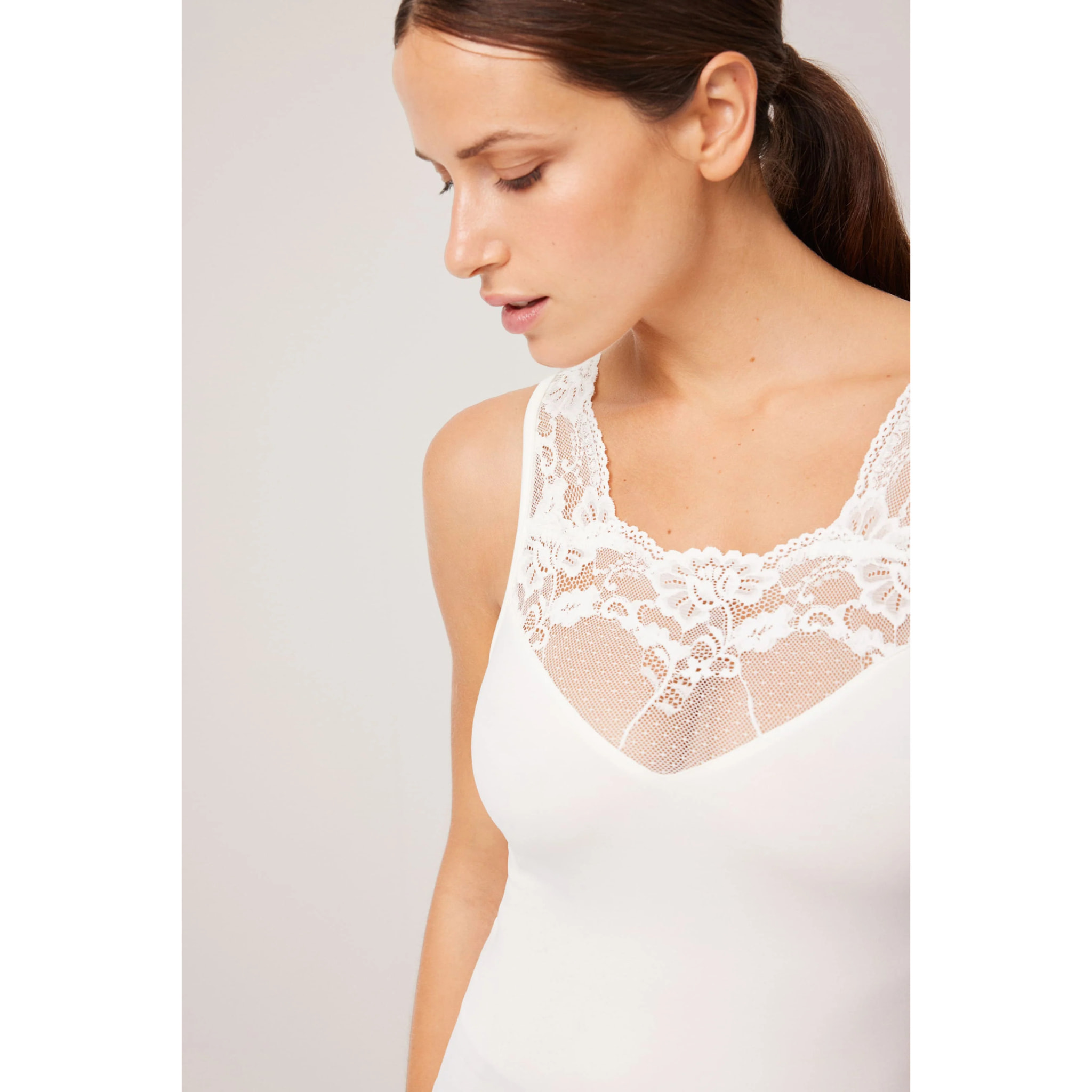 Maglia termica in pizzo beige senza maniche