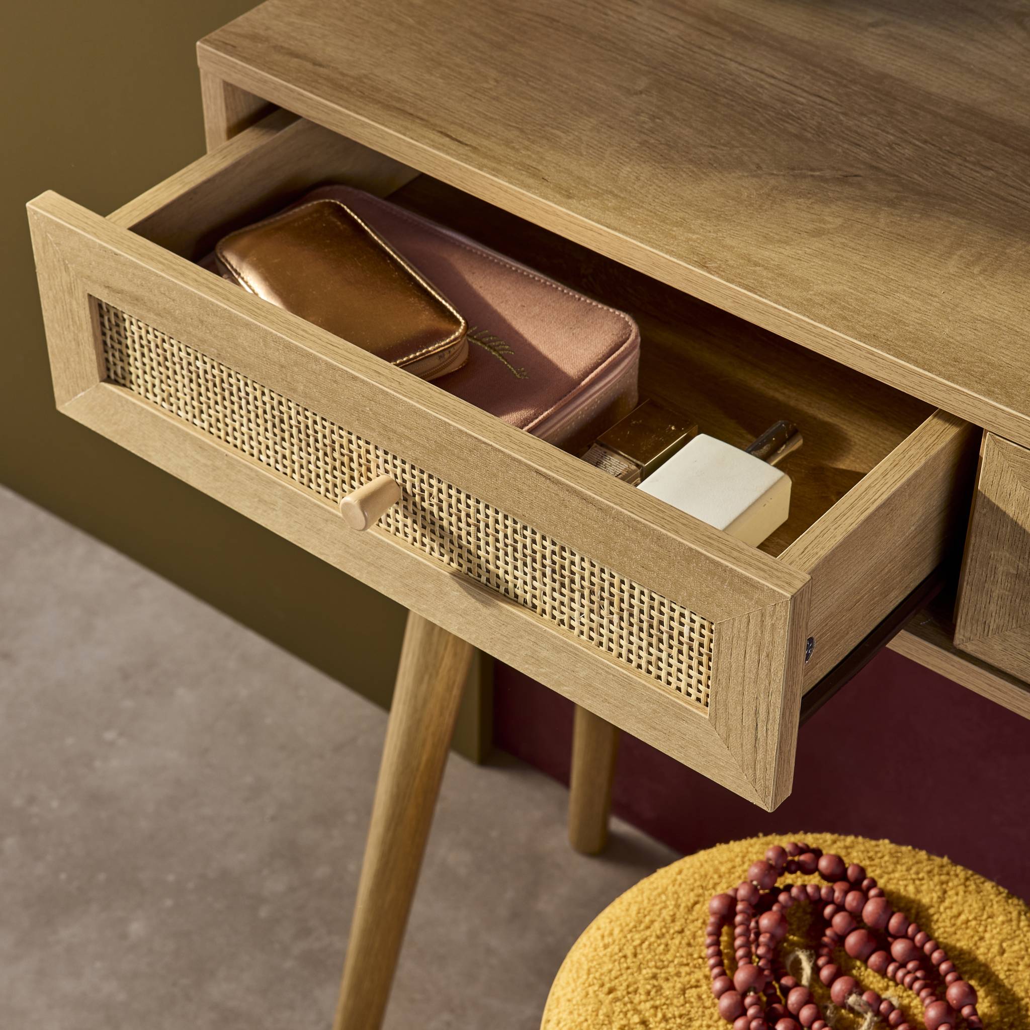 Coiffeuse Bohème avec miroir arrondi et 2 tiroirs cannage. coloris naturel. style Scandinave. L 90 x P 35 x H 135.5 cm