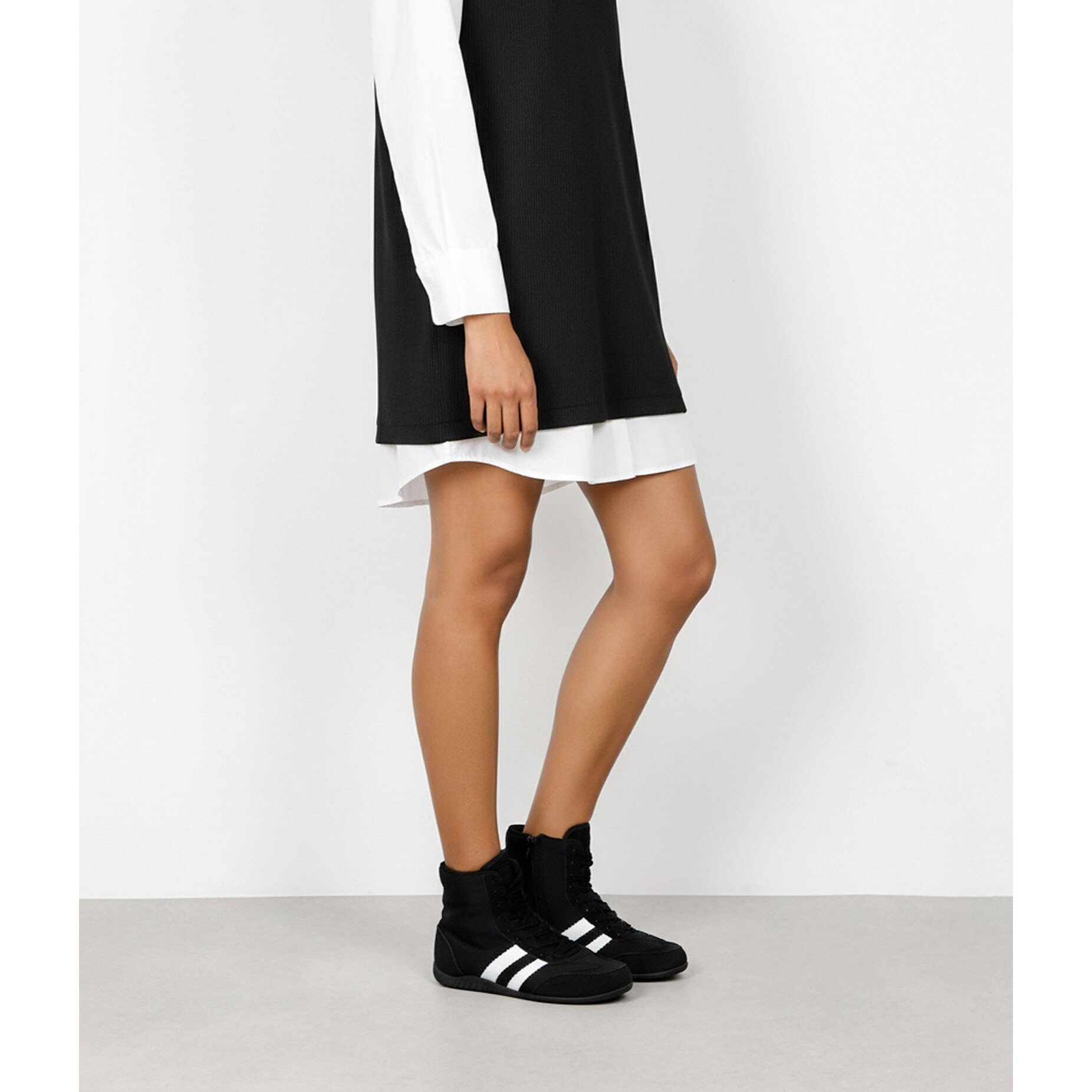 Zapatillas abotinadas negras con cremallera y cordones