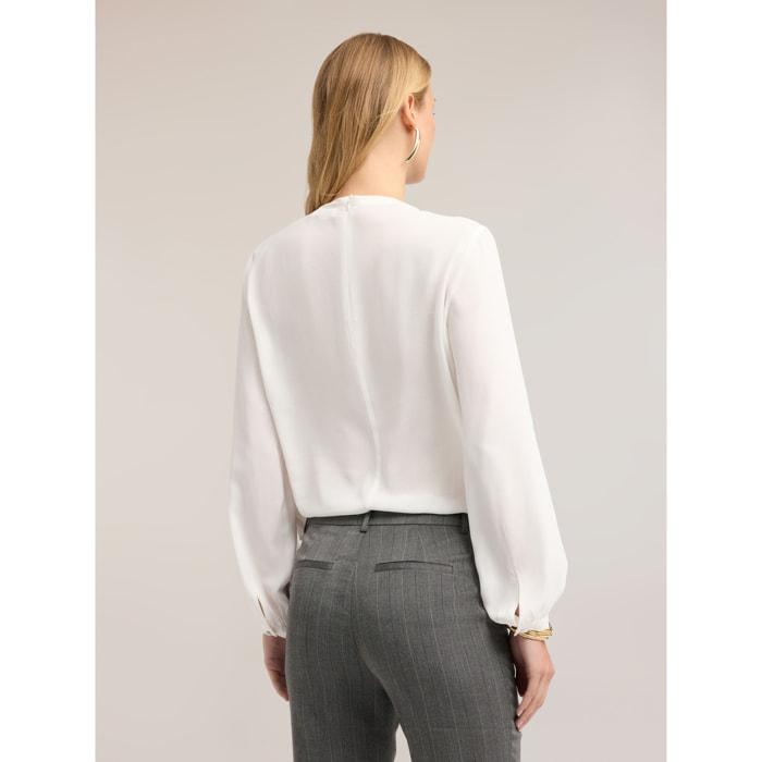 Motivi - Blusa in crêpe de chine con passante metallico - Bianco