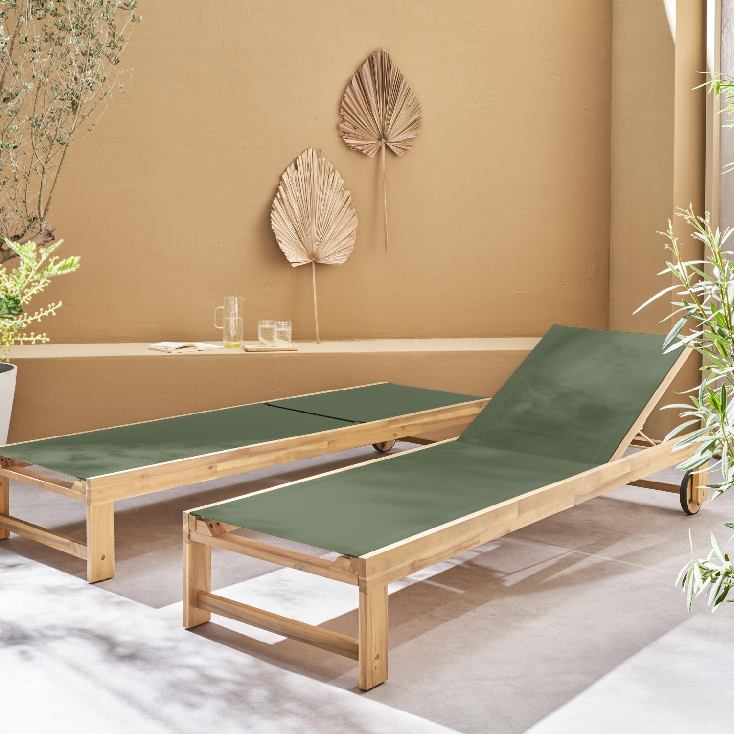 Lot de 2 bains de soleil en bois d'acacia et textilène kaki. multi positions avec roulettes