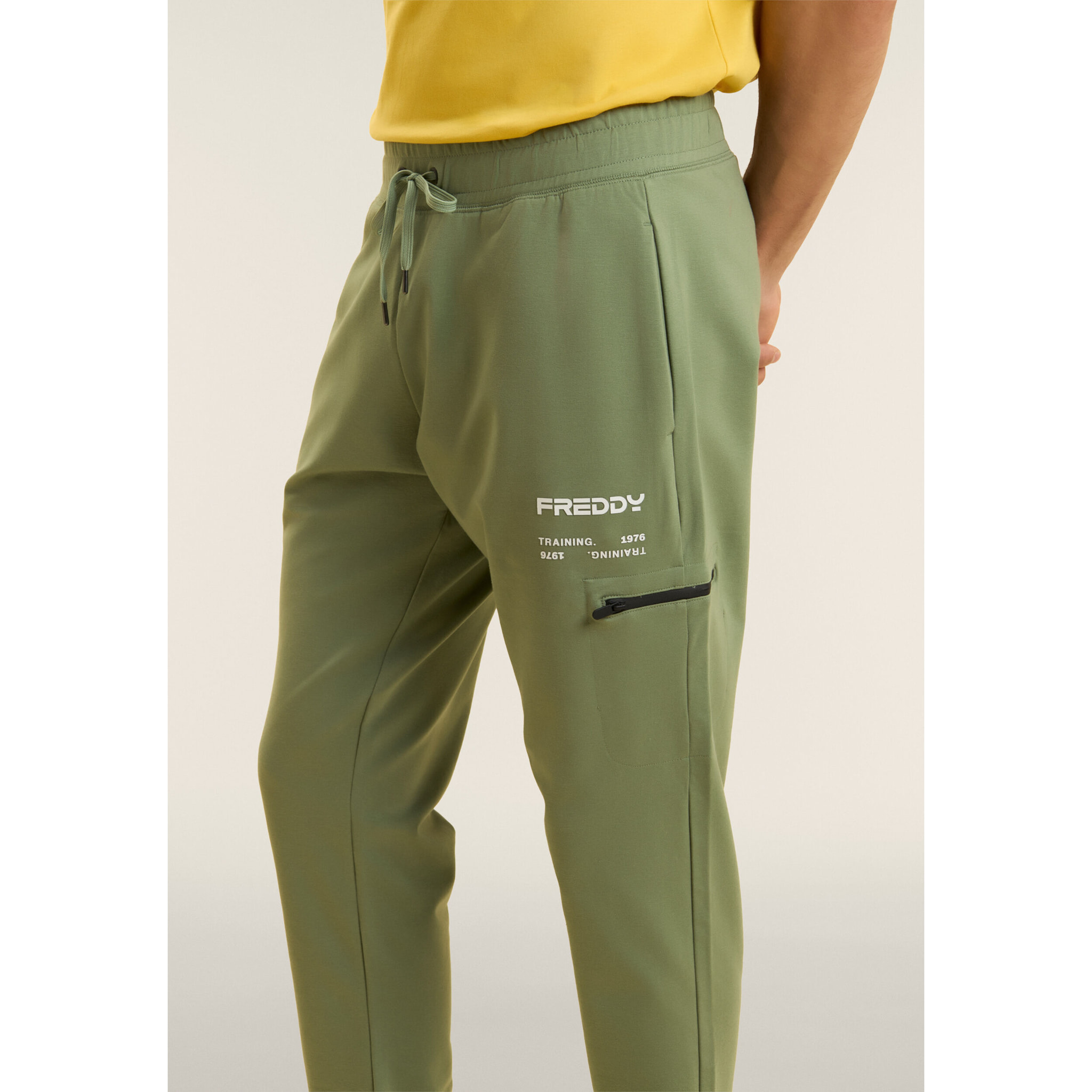 Pantaloni sportivi gamba dritta con tasca laterale e logo