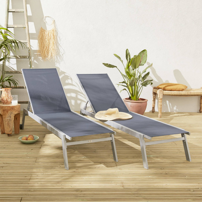 Lot de 2 bains de soleil ELSA en aluminium gris et textilène gris foncé. transats multi positions avec roulettes
