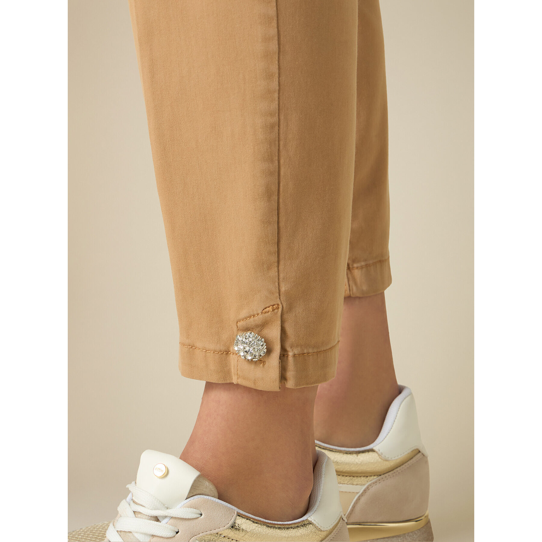 Oltre - Pantalón chinos con detalle joya - Beige