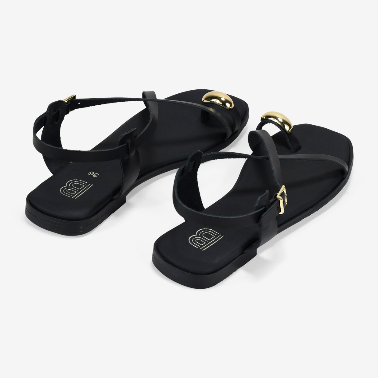 Sandalias de dedo negras en piel con adorno metálico