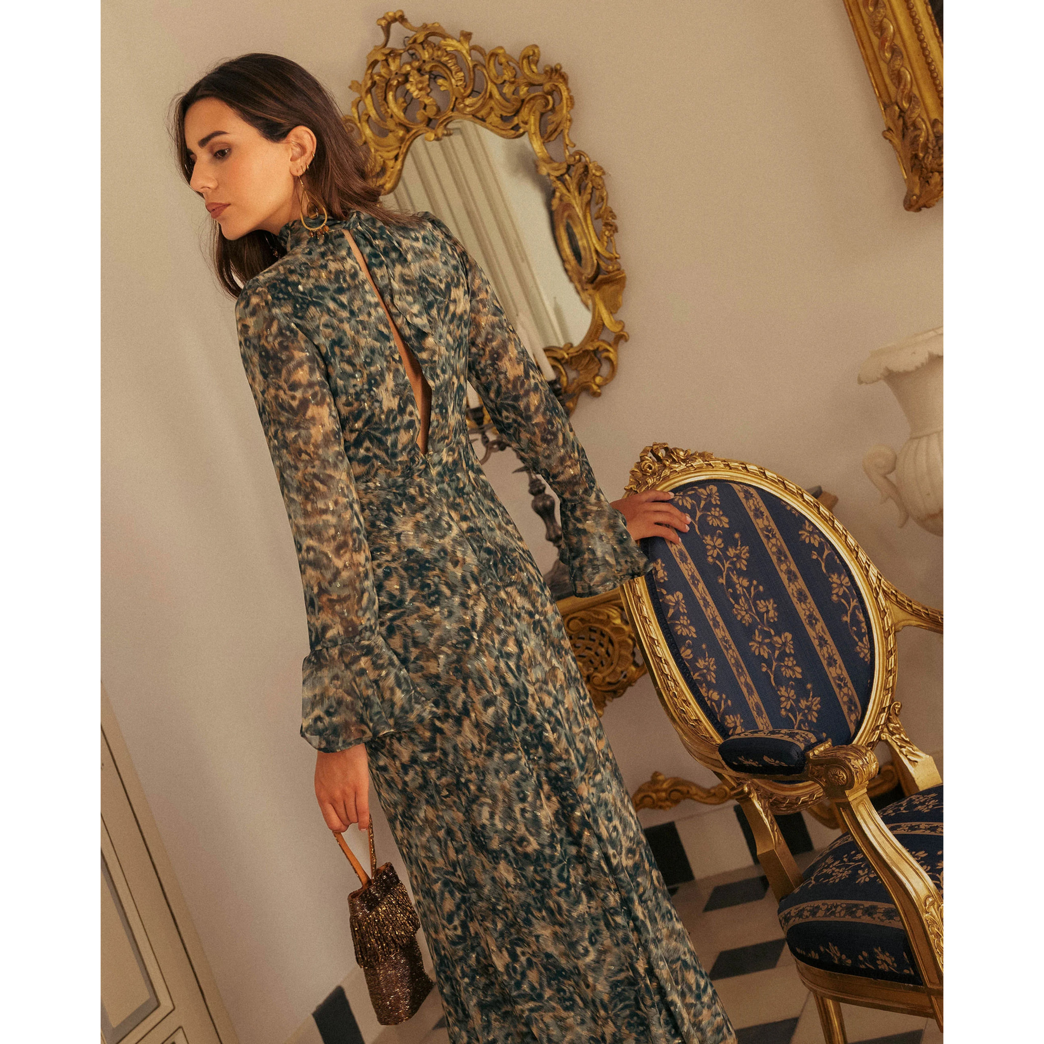 Vestido midi estampado con manga larga y escote en pico con lazada.