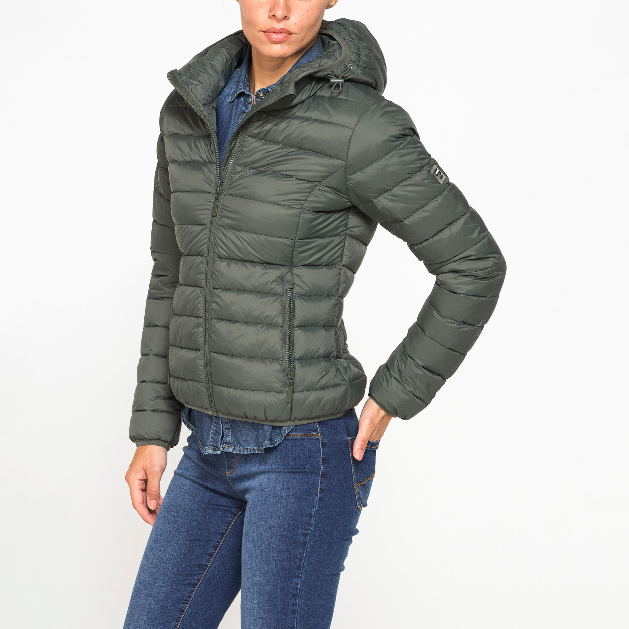 GIUBBOTTO RESISTENTE ALLA PIOGGIA CON IMBOTTITURA ULTRA LEGGERA. Vestibilità regolare.