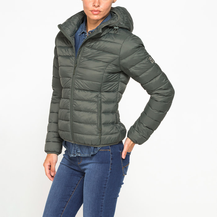 GIUBBOTTO RESISTENTE ALLA PIOGGIA CON IMBOTTITURA ULTRA LEGGERA. Vestibilità regolare.